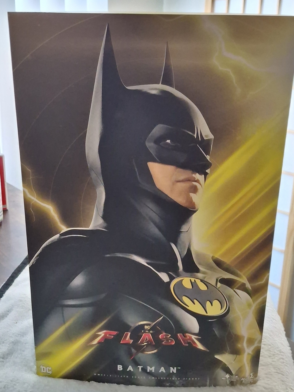 AUTHENTIC HOT TOYS THE FLASH BATMAN MODERN SUIT MICHAEL KEATON MMS712